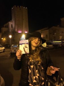lautrice-antonia-de-francesco-a-piazza-santerasmo-di-formia-lt-italia